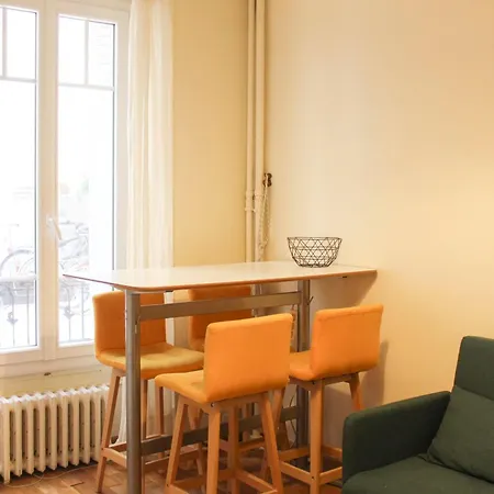 Pretty Cocoon Of Near The Champ-de-mars Apartment